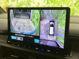 後方の映像に加えて車両周囲を上から見た表示も確認でき、駐車時の周囲確認をサポートします。画面内のガイド表示もあり、狭い場所での駐車や切り返しに役立つ装備です。