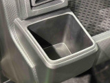 助手席埋め込み式カップホルダー(太ボトル600mm収納可能)
