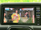 テレビ番組を画面で視聴できる装備を備えています。停車中のひとときに映像を楽しめるので、待ち時間も過ごしやすくなります。画面表示で番組の情報も確認できます。