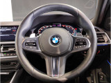 BMWのステアリングはドライバーと車体が一体感に感じれるような操作性を実現しております。また、握りやすさや操作性を向上するためにスイッチ類も配置されております。