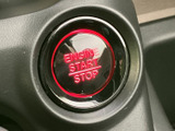 メーター画面には速度やシフト位置、燃料残量などがまとまり、運転に必要な情報を確認しやすい表示です。文字やマークが見やすく配置され、乗車中に車両の状況を把握しやすくなっています。