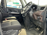 運転席まわりは前方を見渡しやすく、シートに座った際も周囲の確認がしやすい配置です。落ち着いた色合いの車内で、日々の移動を快適にお過ごしいただけます。
