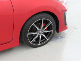 装着タイヤサイズは、205/45R17です。純正アルミホイールを装着しております。