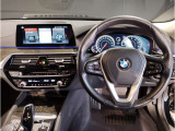 BMWのステアリングはドライバーと車体が一体感に感じれるような操作性を実現しております。また、握りやすさや操作性を向上するためにスイッチ類も配置されております。