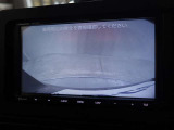 バックモニター付き。車両後方の映像をナビ画面に表示し、駐車などの後退操作をサポートします。