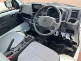 運転席まわりは操作部が手の届く範囲にまとまり、前方の視界も広々。座面は明るい色合いで、足元まで見通しやすく、毎日の乗り降りも気軽にお使いいただけます。