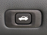 ボタン一つでトランクオープンが可能!車内から操作できる為、非常に便利な装備の一つとなります!