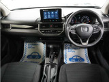 運転にかかわる様々な操作を安全に行えるように視点移動が少なく、操作性に配慮されたスイッチ類が凝縮されたコクピットです。