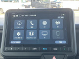 画面にナビや電話、ラジオ、テレビなどの項目が並び、目的の機能を選びやすい構成です。タッチ画面と下部のボタンを使い分けられ、日常の操作にも便利です。