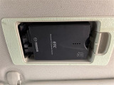 【ETC】有料道路を利用する際に料金所で停止することなく通過できる、ETC車載器(ノンストップ自動料金収受システム機器)が装備されています。セットアップを行うことで利用可能になります。