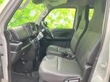 前席まわりは窓からの見通しがよく、運転席と助手席の双方で周囲を確認しやすい空間です。落ち着いた色合いのシートが室内になじみ、足元にもゆとりを感じられるレイアウト。毎日の移動を快適に支えてくれます。