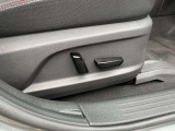 運転席はシートポジションの微調整が可能なパワーシートになっております。