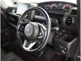 高いホールド性で運転姿勢が安定します。長距離ドライブでも疲れにくいのが魅力です。快適なドライビングライフをお送りください♪