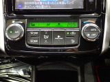大きなスイッチで操作性のいいオートエアコン装備