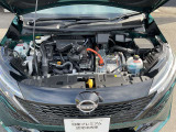 e-POWERはエンジンを発電専用にしてエンジンの作動時間を短縮。さらに、ロードノイズが大きい路面を検知して、ロードノイズの中にエンジン音を隠すことで静かに発電します。