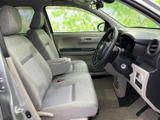 前席にはゆとりある座面とヘッドレストが備わり、運転席側からの乗り降りもしやすい開口部です。窓から光が入り、室内を見渡しやすい落ち着いた空間に仕上がっています。