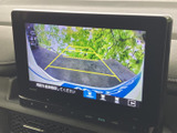後方の様子を画面で確認でき、ガイド線も表示されるため、駐車時の位置合わせをサポートします。周囲を目視で確認しながら活用でき、バック時の安心感につながる便利な装備です。