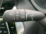 表示が見やすく、レバーに備わる機能を確認しやすい設計です。運転席から手の届く位置にまとまっており、天候に応じた操作をスムーズに行えます。