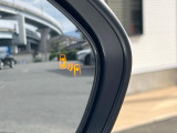 【ブラインドスポットモニター】走行中、ドアミラーの死角になりやすい箇所に後続車が接近するとサイドミラーのレンズに警告を表示!ドライバーに注意喚起をしてくれます。