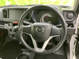 握りやすい形状のステアリングに各種スイッチをまとめ、運転姿勢のまま手元で確認しやすい構成です。メーターや前方を見ながら扱いやすく、日常の運転を支えます。