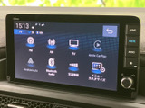 FM・AMやテレビ、スマートフォン連携など、選べる音源が画面上に並びます。使いたい項目を確認しやすく、通勤やお出かけの時間に合わせて音楽や情報を楽しめます。