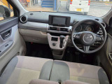 運転席まわりの全体です。ナビとエアコンが真ん中にまとまっていて、手が届きやすい配置です。