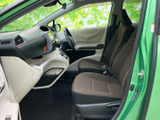 前席は窓からの視界が広く、運転席と助手席の双方で周囲を見渡しやすい空間です。落ち着いた色合いのシートと明るい内装が調和し、毎日の乗り降りにも心地よくお使いいただけます。