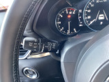 レバーをAUTOの位置にしているとき、レインセンサーが雨を感知すると、雨量に応じてワイパーが自動で作動してくれるオートワイパーを装備!設定変更で非作動にすると、間欠作動に固定されます。