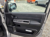 運転席のドアの内張りです。窓やミラーのスイッチが、手の届く位置にまとまっています。