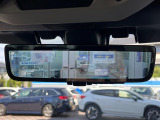 【スマートリヤビューミラー】後席の大きな荷物や同乗者で後方が確認しづらい時でも安心!カメラが撮影した車両後方の映像をルームミラー内に表示。クリアな視界で状況の確認が可能です!