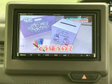 テレビ番組をモニターで視聴できる装備です。停車中の休憩時間などに映像を楽しめるため、車内で過ごすひとときの選択肢が広がります。画面の操作ボタンも手元で確認できます。