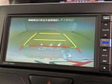後方の見える安心をお届けするバックガイドモニター付:バックするときのアシストラインもあって楽々バック!車庫入れや縦列駐車をサポートし、苦手な駐車も安心です!今やもう手放せない装備ですネ♪