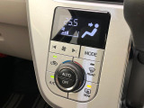 【オートエアコン】一度お好みの温度に設定すれば、車内の温度を検知し風量や温度を自動で調整。暑い&hellip;寒い&hellip;と何度もスイッチ操作をする必要はありません。快適な車内空間には必須の機能ですね♪