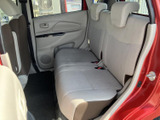 後席は明るいシートカラーで、車内にやわらかな印象を添えています。窓から外を見渡せるため同乗者も過ごしやすく、座面が並ぶゆとりある空間はご家族での移動にも便利です。