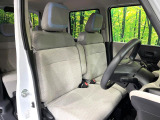 運転席まわりには十分なスペースがあり、大柄な方でもゆったり運転していただける環境です。