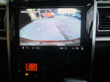 ナビに映ったバックカメラの映像です。車の後ろを画面で見ながら下がれます。