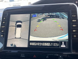 後方の映像に加え、車両周囲を俯瞰した表示も確認できるため、駐車時の周辺確認をサポートします。画面の案内を見ながら、落ち着いて車庫入れを行えます。
