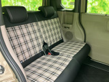 チェック柄のシートが後席にも広がり、車内に統一感のある雰囲気を演出。左右にヘッドレストを備えた座席で、同乗者にもゆったりとくつろいでいただけます。