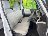 運転席シート廻りは使用感も少なく、良好な状態となっています。前オーナー様が丁寧に使っていたことがよくわかりますね。