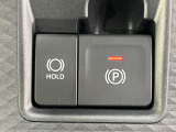 【電動パーキングブレーキ】パーキングブレーキは便利な電動式!ボタン一つで操作でき、アクセルを踏めば自動で解除されます♪レバーやペダルが無いので運転席廻りもすっきりしますね♪