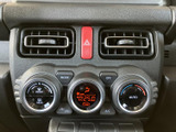 エアコンの温度や運転モードを確認しながら調整できる操作部です。ダイヤルやボタンが見分けやすく、日々の温度調整も直感的に行いやすい構成です。