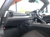ブラックを基調とした美しい造形と精緻な作り込みが特徴のインパネ回りです。運転席に座り、ハンドルを握れば、どんな景色を見せてくれるのか、ワクワクが止まりません!