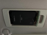 【ETC】有料道路を利用する際に料金所で停止することなく通過できる、ETC車載器(ノンストップ自動料金収受システム機器)が装備されています。セットアップを行うことで利用可能になります。