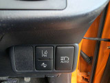 運転席の右下のスイッチです。車線や前の車のマークのスイッチと、ライトのAUTOスイッチが並んでいます。