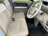明るい色合いでまとめられた運転席まわりは、視界を遮りにくい開放的な印象です。座面も広く、足元まで見渡しやすいので、毎日の移動も快適に過ごせます。