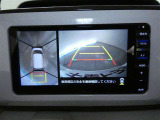 パノラミックビューモニター付きです。車両を上から見たような映像を画面に表示。運転席からの目視だけでは見にくい、車両周辺の状況をリアルタイムでしっかり確認できます。