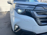 【LEDヘッドライト】悪天候や夜間走行時も良好な視界を確保し安心して運転できる高輝度LEDヘッドライトを装備!点灯速度が早く、消費電力も抑えられています。