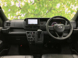 運転席まわりは視界を確保しやすいレイアウトで、メーターやナビ画面も正面にまとまっています。前席はゆとりを感じる配置で、日々の移動を快適に支えてくれます。