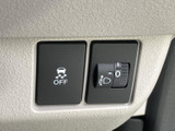 運転席まわりには複数のスイッチがまとまり、表示や目盛りで機能を見分けやすい配置です。走行中も視線を大きく動かさず確認しやすく、必要な機能へ手を伸ばしやすい実用的な構成です。