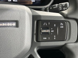 アダプティブクルーズコントロールは、ドライバーの希望する速度と車間距離を設定し、乗員や他の道路利用者の安全性を高めます。また、特に交通量の多い状況ではドライバーの負担を軽減し、快適性を向上させます。